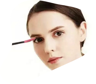 woman putting mascara